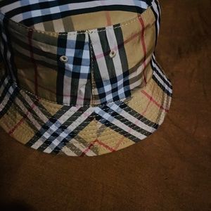 Burberry bucket hat